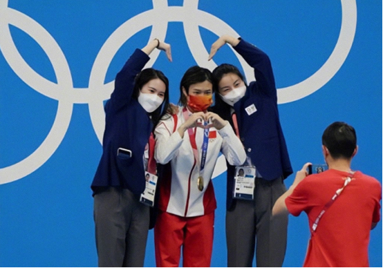 郭晶晶仍然有一颗童心，比心与俩奥运冠军合影，画面真挺治愈的