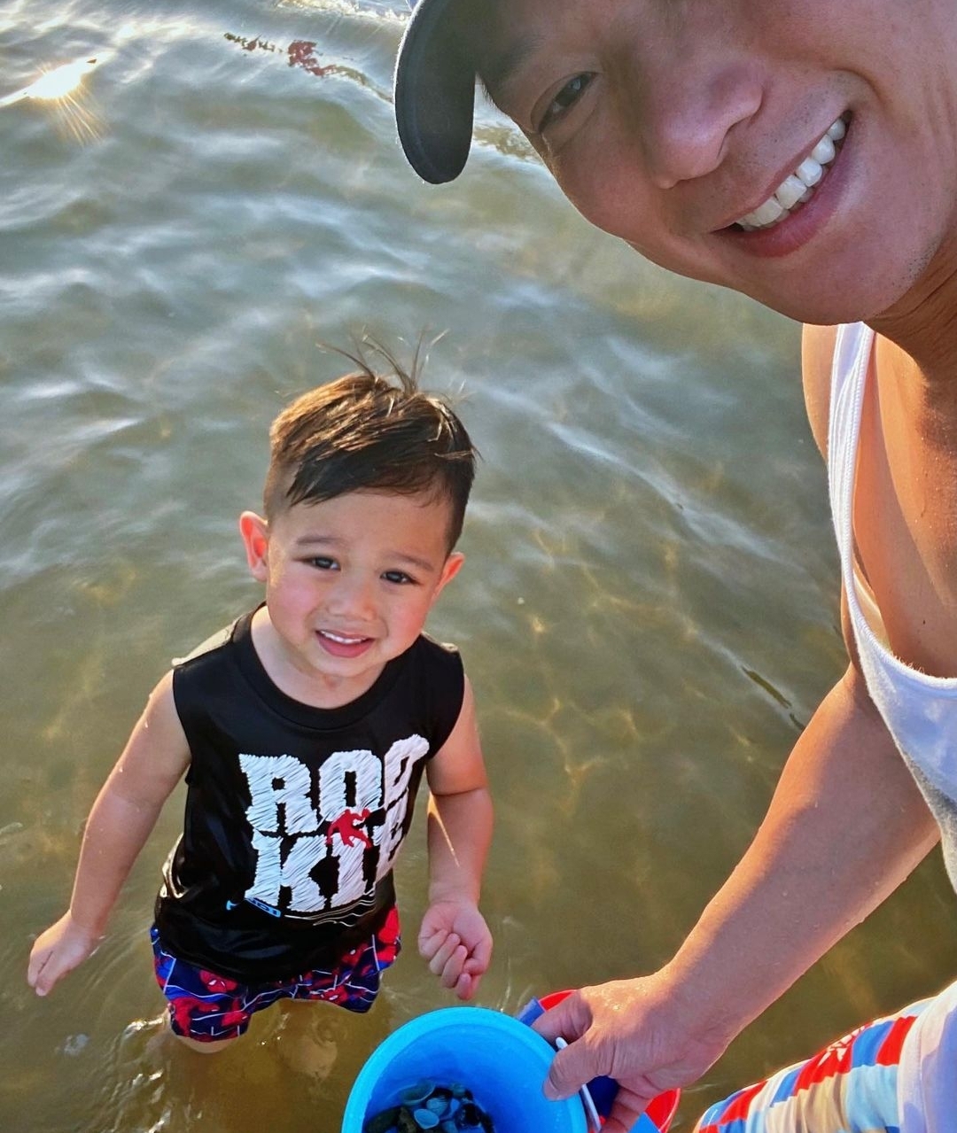 胡杏儿内地拍戏，丈夫既当爹又当妈带儿子捡贝壳，奕霆呛水萌态足