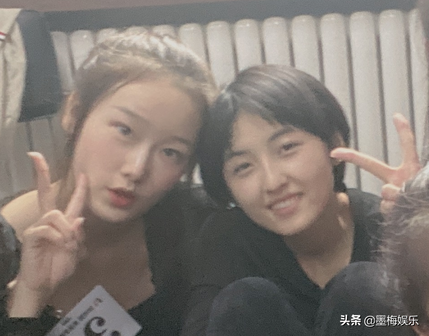 张子枫大学即将分班，网传与同学的大合照，妹妹的颜值绝了