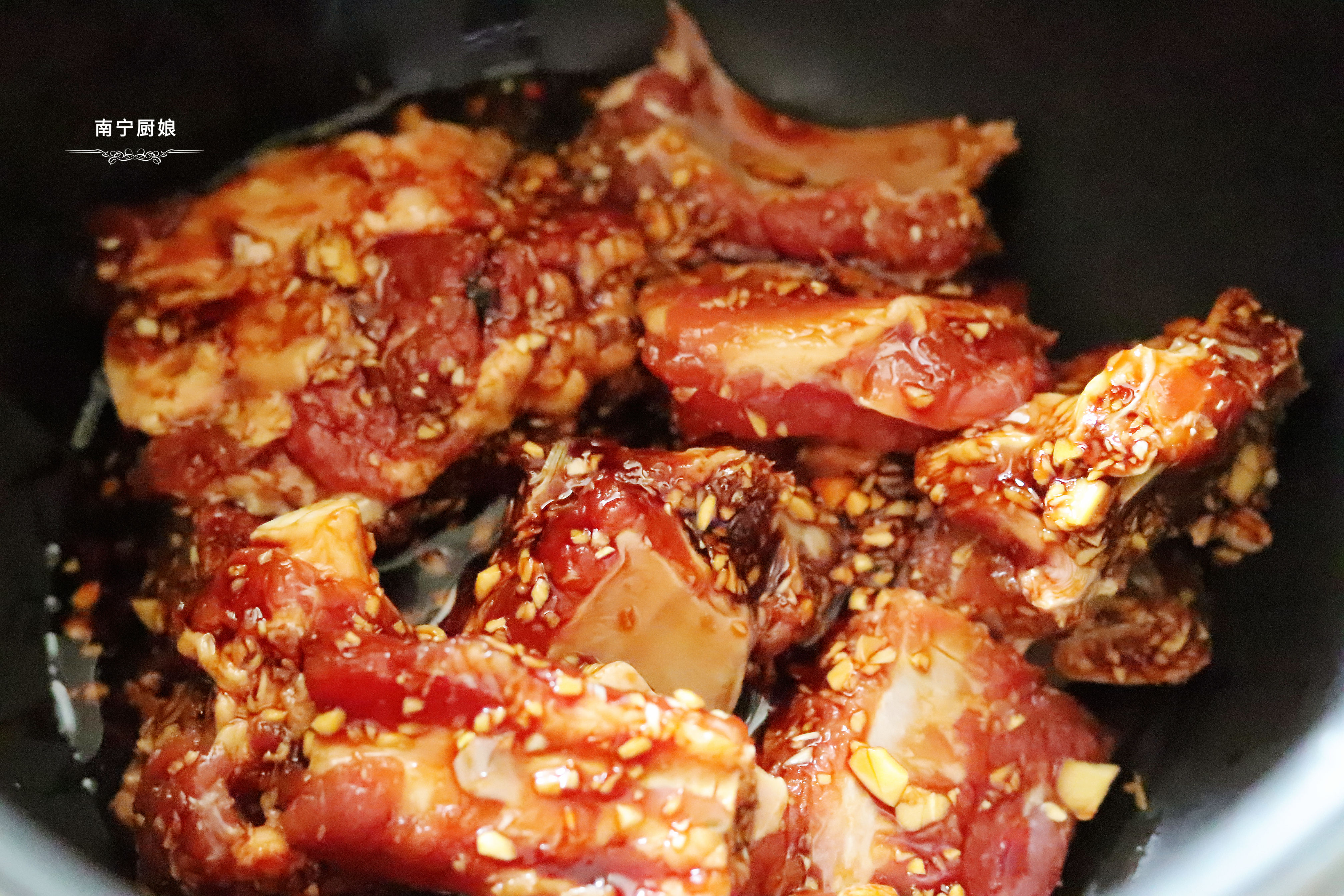 1斤排骨、2頭大蒜，丟進電飯鍋裡，出鍋沒想到如此美味，真饞人