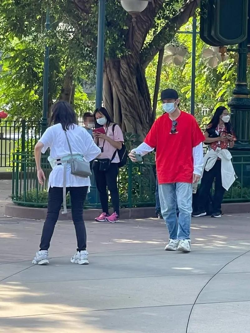 古巨基一家三口罕見出遊，公園自拍溫馨有愛，太太親力親為抱兒子