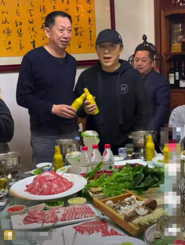 黄渤回老家与友聚餐，喝十几瓶啤酒狂飙青岛话