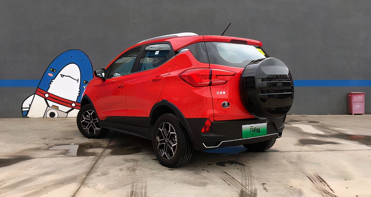 内饰方面,新车沿用了比亚迪元ev车型的造型设计,并增添了灰色调,让车