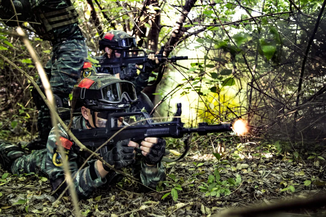 酷图来袭，带你直击武警特战队员密林“反恐”