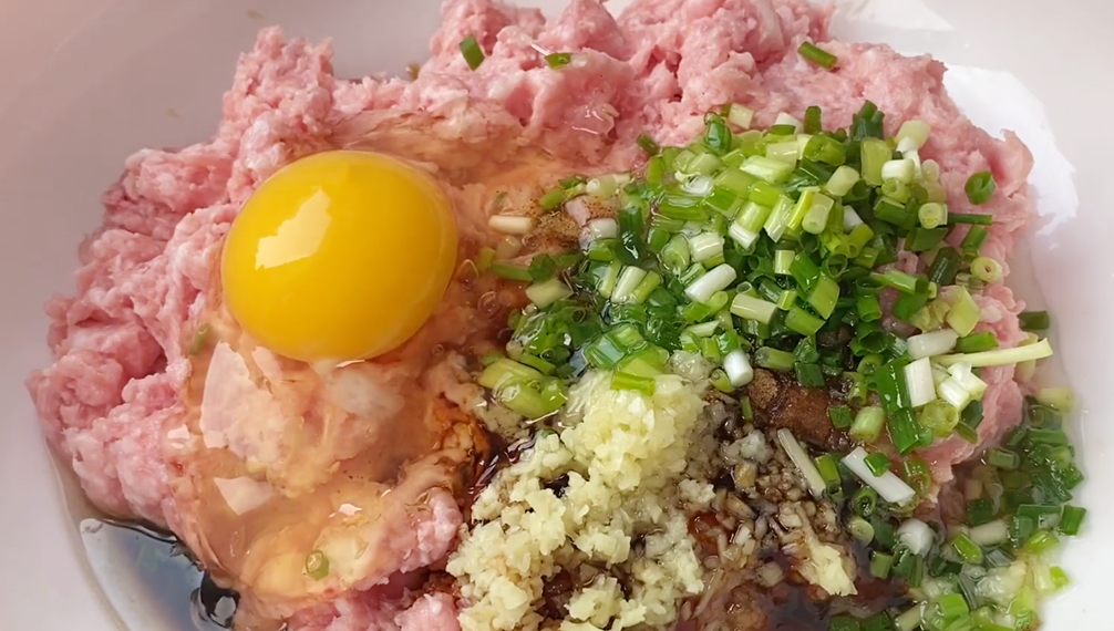 做鍋貼有人用澱粉，有人用麵粉，教你正確做法，個個酥脆好吃不膩