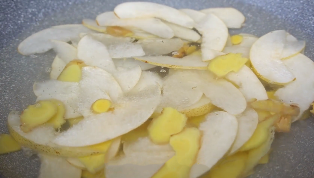 雪梨加生薑，作用真是厲害，現在知道也不晚，冬天家人常喝身體好