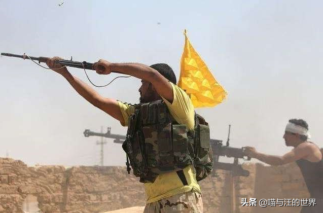 非洲民兵把AK-47高举头顶上扫射，很奇葩？专家：做法正确且高明