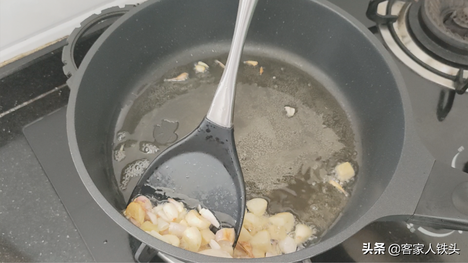 鸡肉配2个鱿鱼，这样做鸡骨头都舍不得吐，越嚼越香，味道真的好