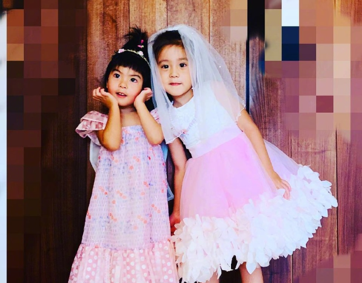 有種“姐姐”叫咘咘，和妹妹波妞合照時，咘咘的手永遠護著妹妹