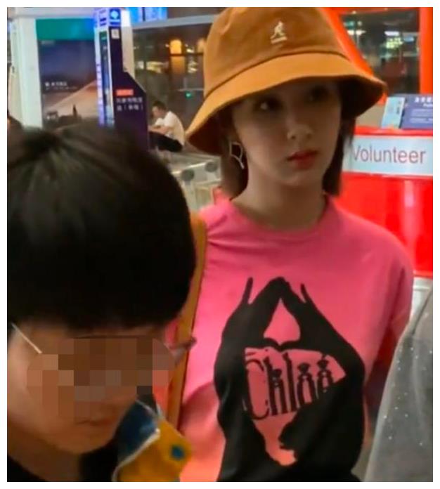 杨紫机场被围堵拍摄，路过老大爷却飙脏话？瞬间变脸神色太不自然