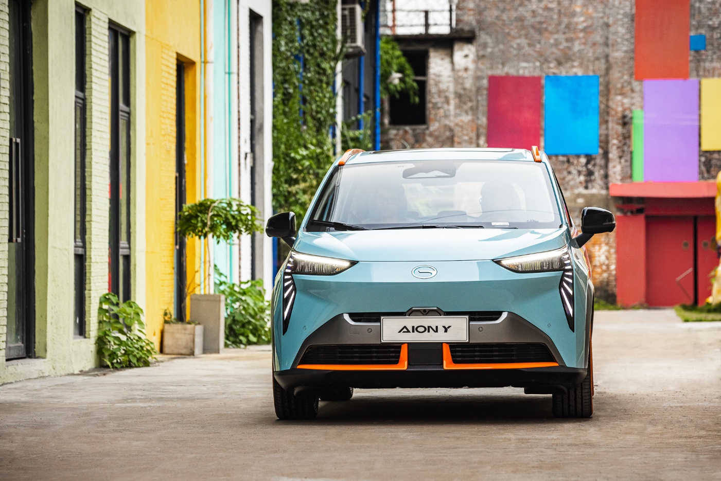 除了高颜值还有600km续航!试驾广汽埃安aion y