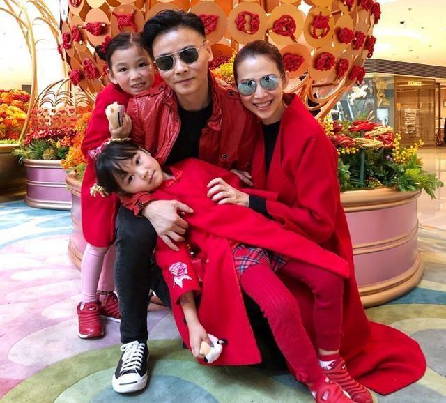 蔡少芬帶兒女做麵包個個顏值高，住宅逼仄5口人沒多少活動空間