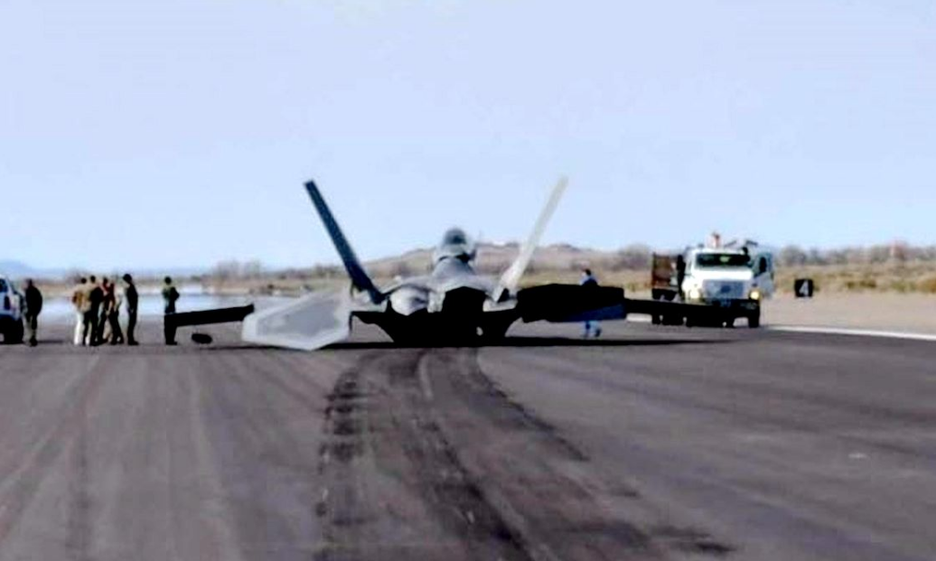 刚被中国雷达锁定到，美军F22战机就坠毁，张召