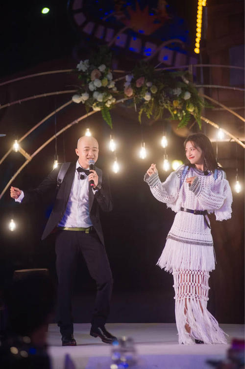 包贝尔包文婧牵手秀恩爱，一个穿条纹西装一个透视裙，看着挺登对