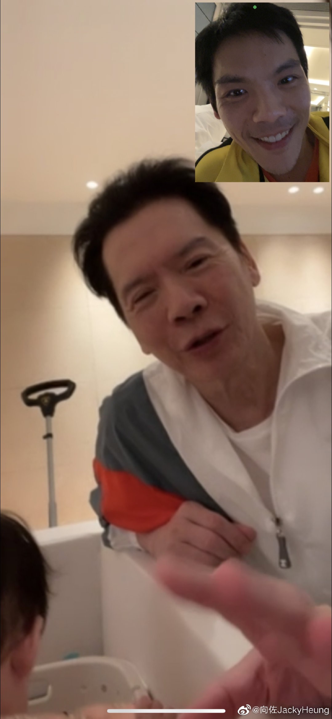 向佐父亲节因工作疫情和女儿分隔两地，向太申请开私人飞机接送