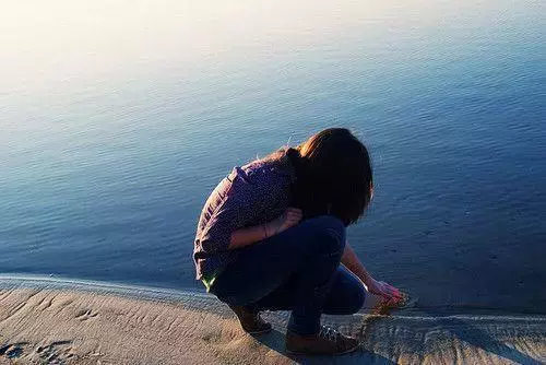 十句爱情语录:一个人愿意奋不顾身 另一个人才愿意托付终身图片