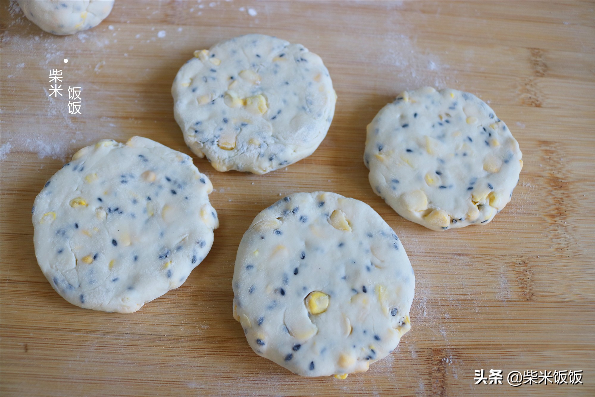 夏季玉米正鮮嫩，搭配這兩種麵粉烙餅，又香又軟，早餐吃很合適