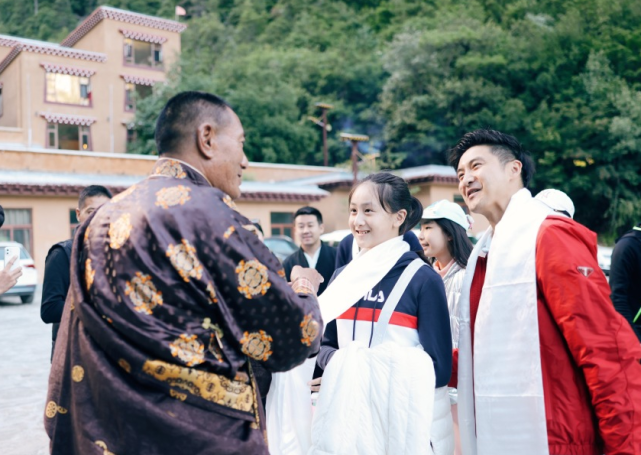 田亮女儿森碟为成职业网球手太拼，和同伴画画手又干又糙，超抢镜