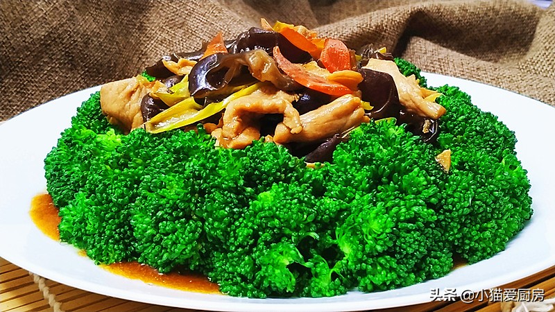 图片[1]-西蓝花新做法 用木耳和瘦肉一起做 味道不错 春节可以做来吃-起舞食谱网
