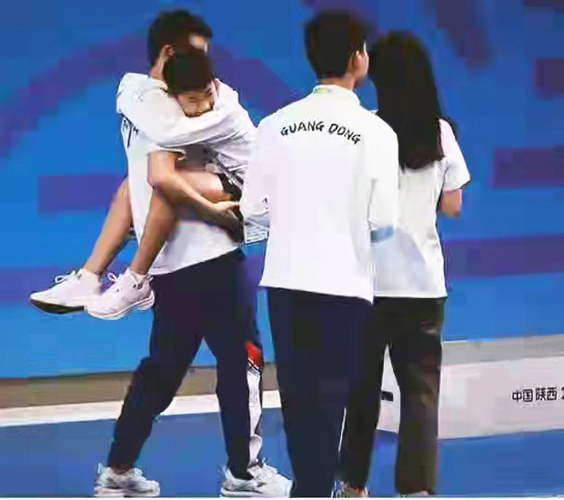 全红婵穿裙子好可爱，一本正经的萌宠范，实力“杏歌”，圈粉无数