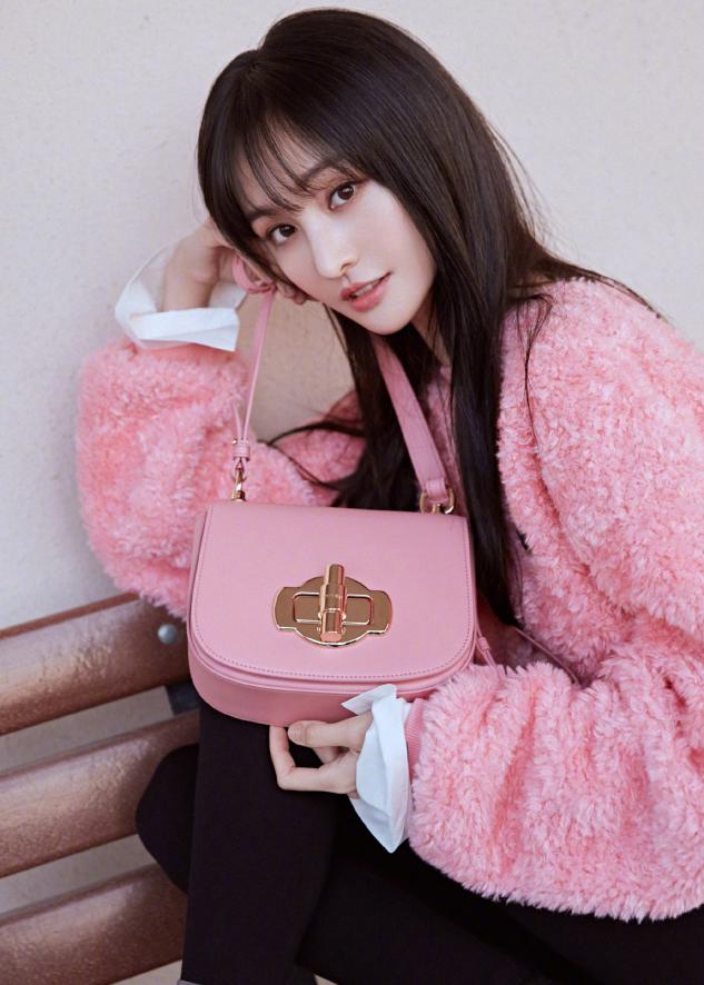 郑爽最新杂志造型曝出，穿抹胸裙配衬衫凹造型