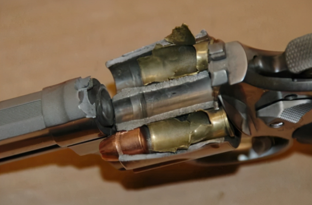 武器装备炸膛的真实写照，步枪枪管开花，炮管