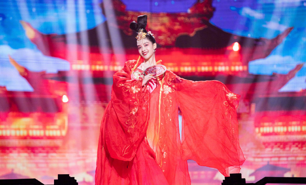 湖南春晚主持百态：吴昕浮夸，沈梦辰造型抢镜