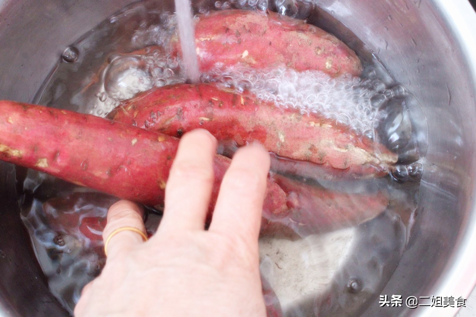 蒸红薯，牢记别直接上锅蒸了，多做2步，红薯香甜鲜嫩，真好吃