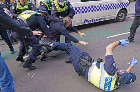 澳大利亚爆发大规模抗议，高喊抓捕比尔盖茨，