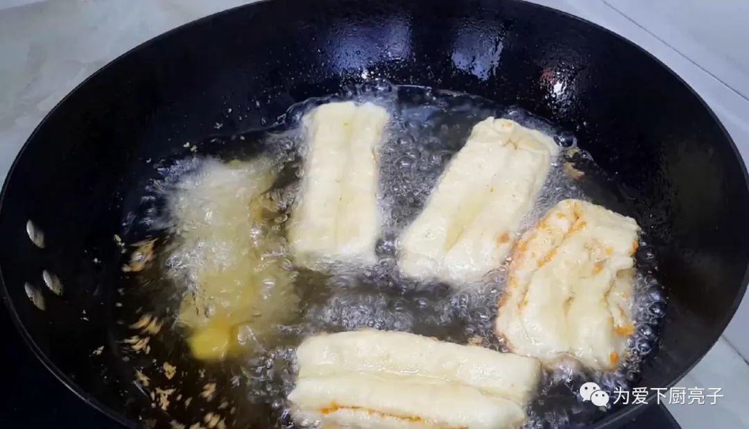 麵粉別炸油條了，鍋裡炸一炸，做出特色油炸酥，比麵包鬆軟又好吃