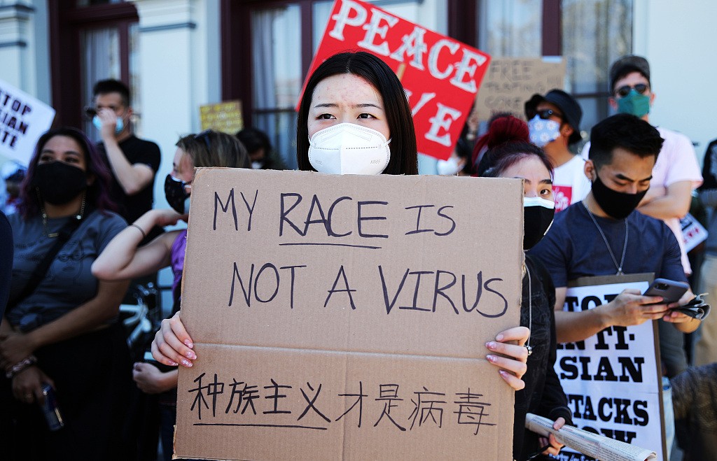 美国亚裔被黑人暴打，求饶都没用遭锁喉昏迷，