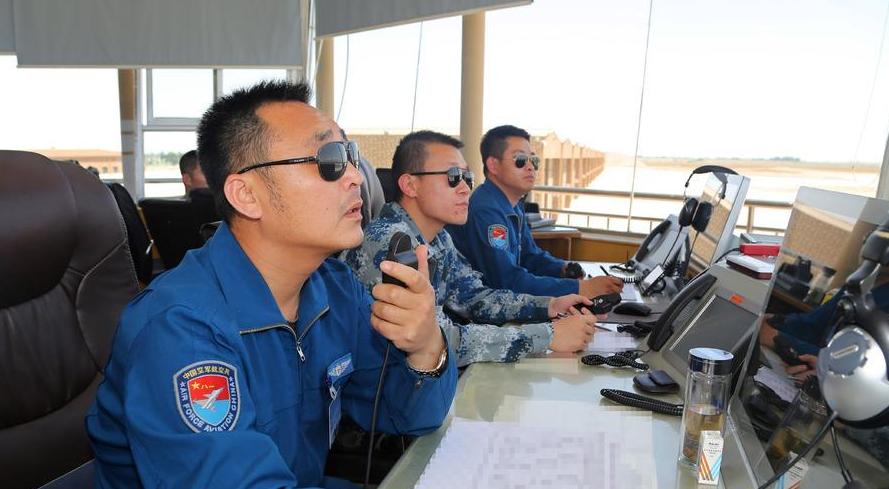 她毕业于空军长春飞行学院，我国首位80后航天员