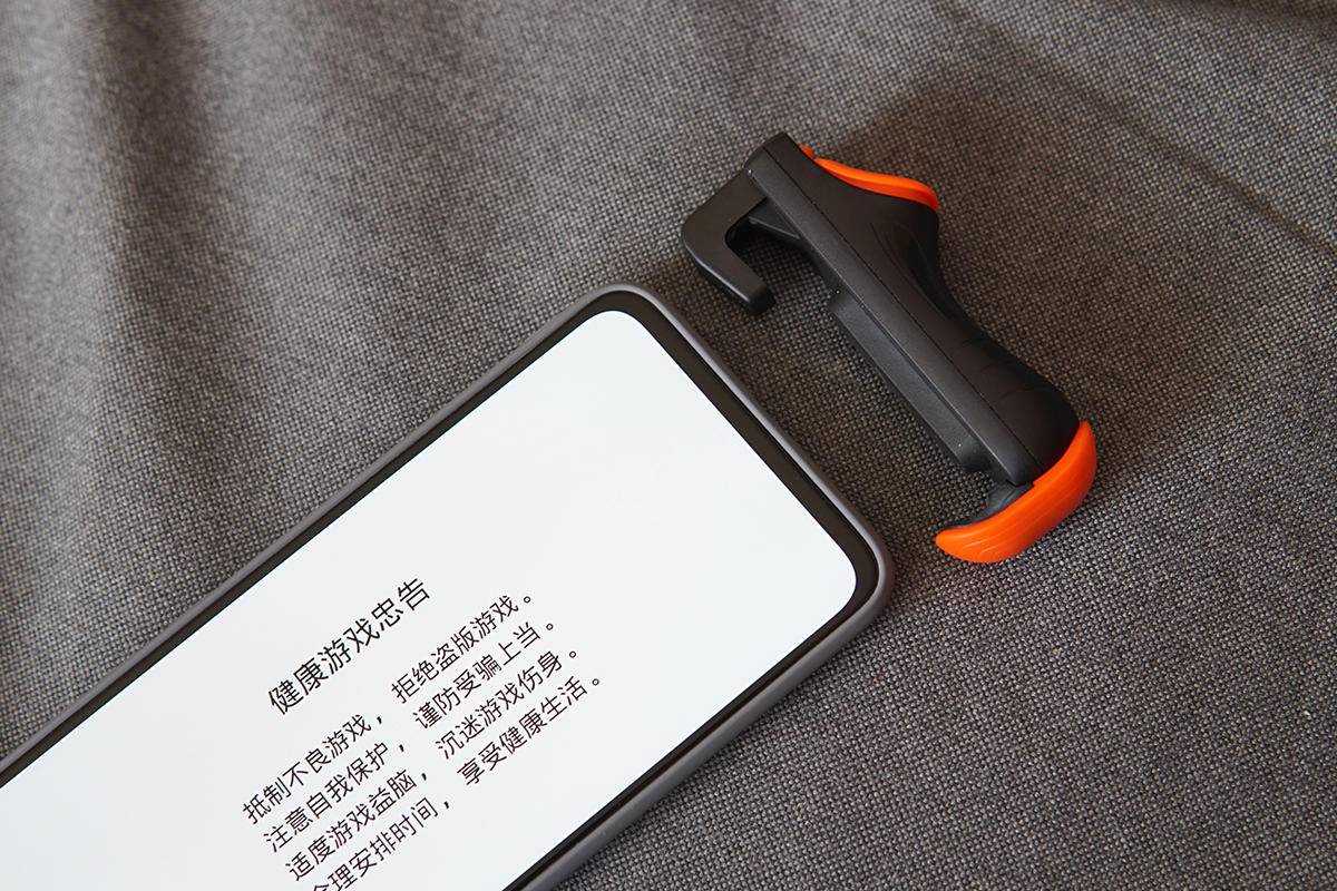 选对外设吃鸡有如神助，简评莱仕达P1手游连点器