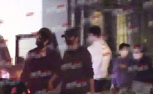 Wang Fei thanks thunderbolt sharp edge to pull hand emersion name occasion, their love already was destined when thanking thunderbolt sharp edge 14 years old