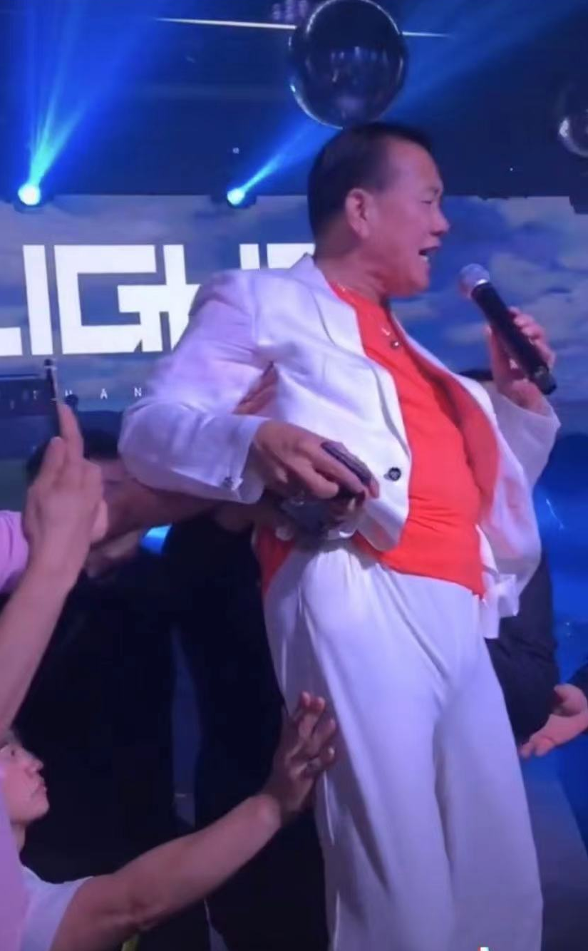 万梓良久违回港太激动！疑与海关人员起争执，两手都戴金表太吸睛