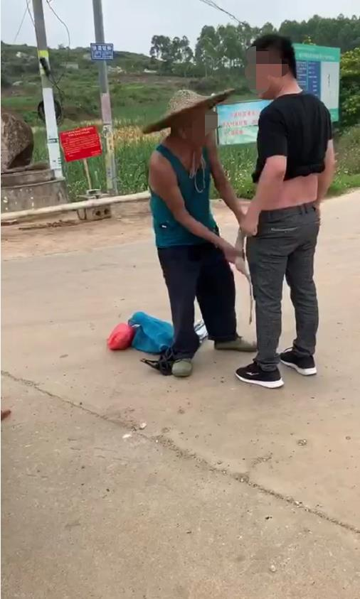 小伙扶起摔倒老人反被讹，拽腰带不让走，广西横州警方：已对老人作出警告和批评教育
