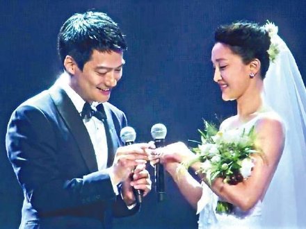 周迅离婚引热议，27年恋爱史不输情敌王菲，天后