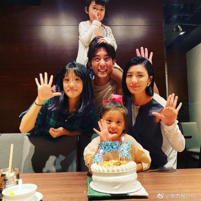 修杰楷带仨女儿玩，父女四人游泳，搞怪自拍，贾静雯忙因工作缺席