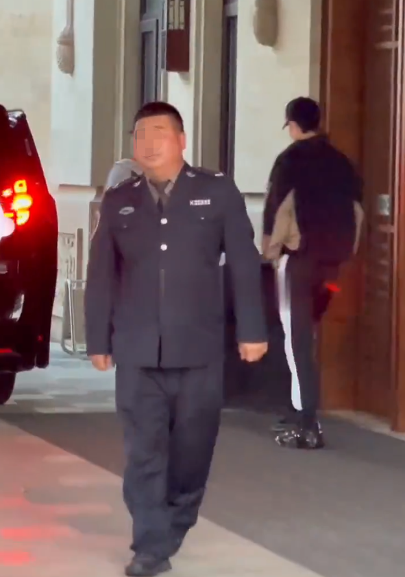 Xiao Zhan is answered " jade bone Yao " era is patted have strange court, the late night wears sunglasses, successive 3 days not transhipment of through cargo