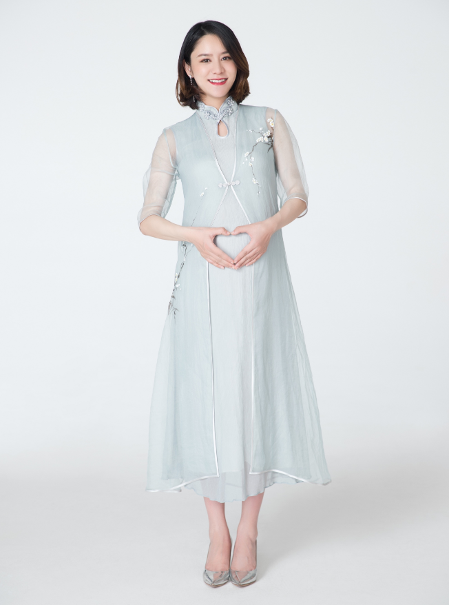 林峯官宣当爹，与张馨月共晒孕肚cos写真，恩爱又诙谐