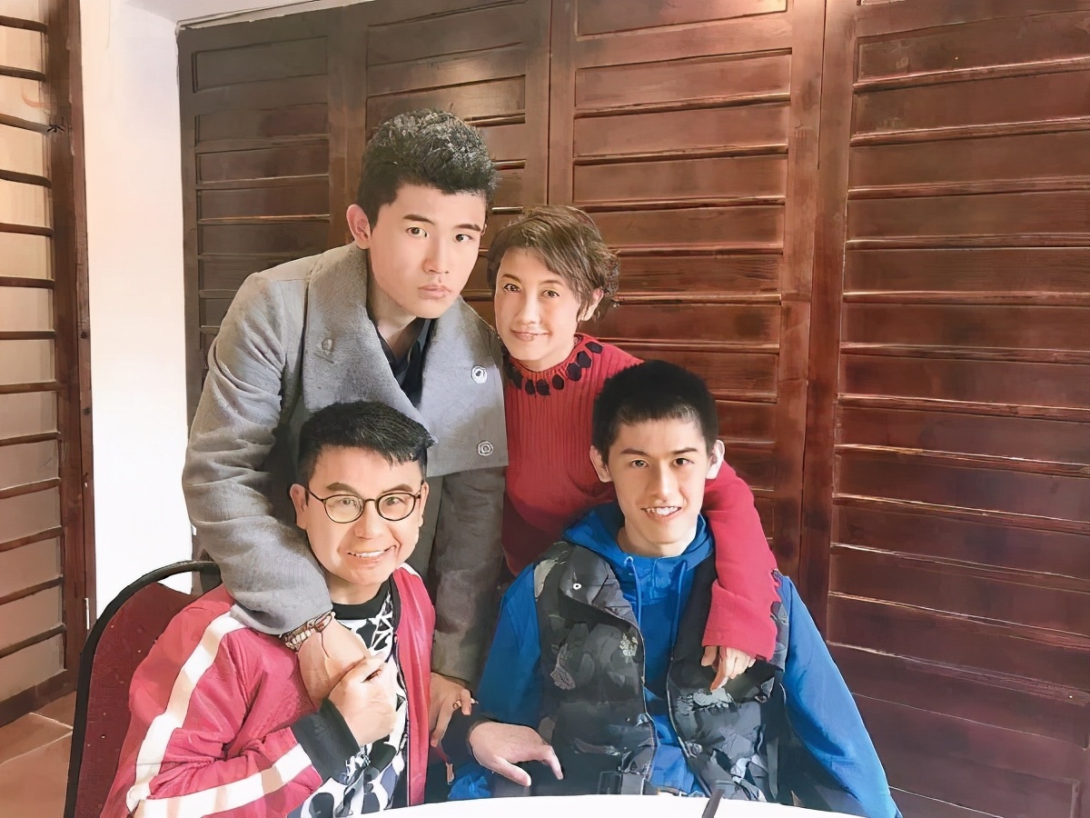 56岁黄一山和小一辈歌手称兄道弟，周星驰御用配角也要当网红？