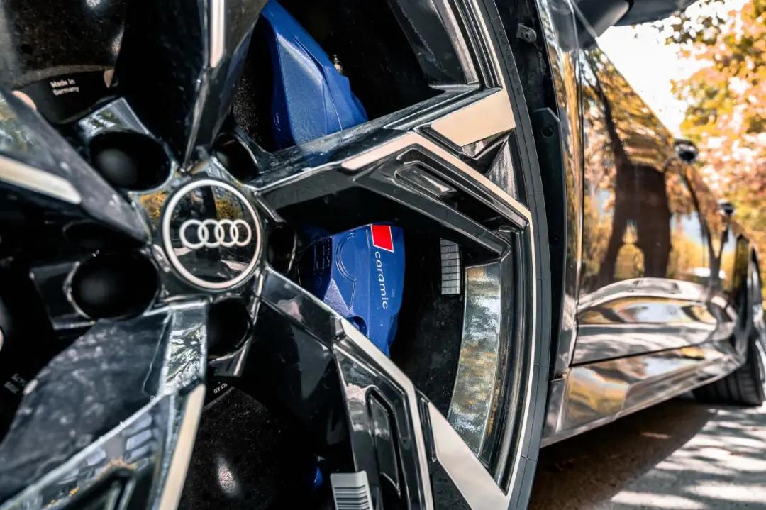 试完这台奥迪8缸性能车后发现，原来性能车也能很舒适