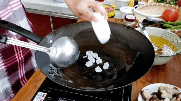 東北名菜小雞燉蘑菇，原來(lái)好吃是有道理的，雞肉不腥不柴味更香