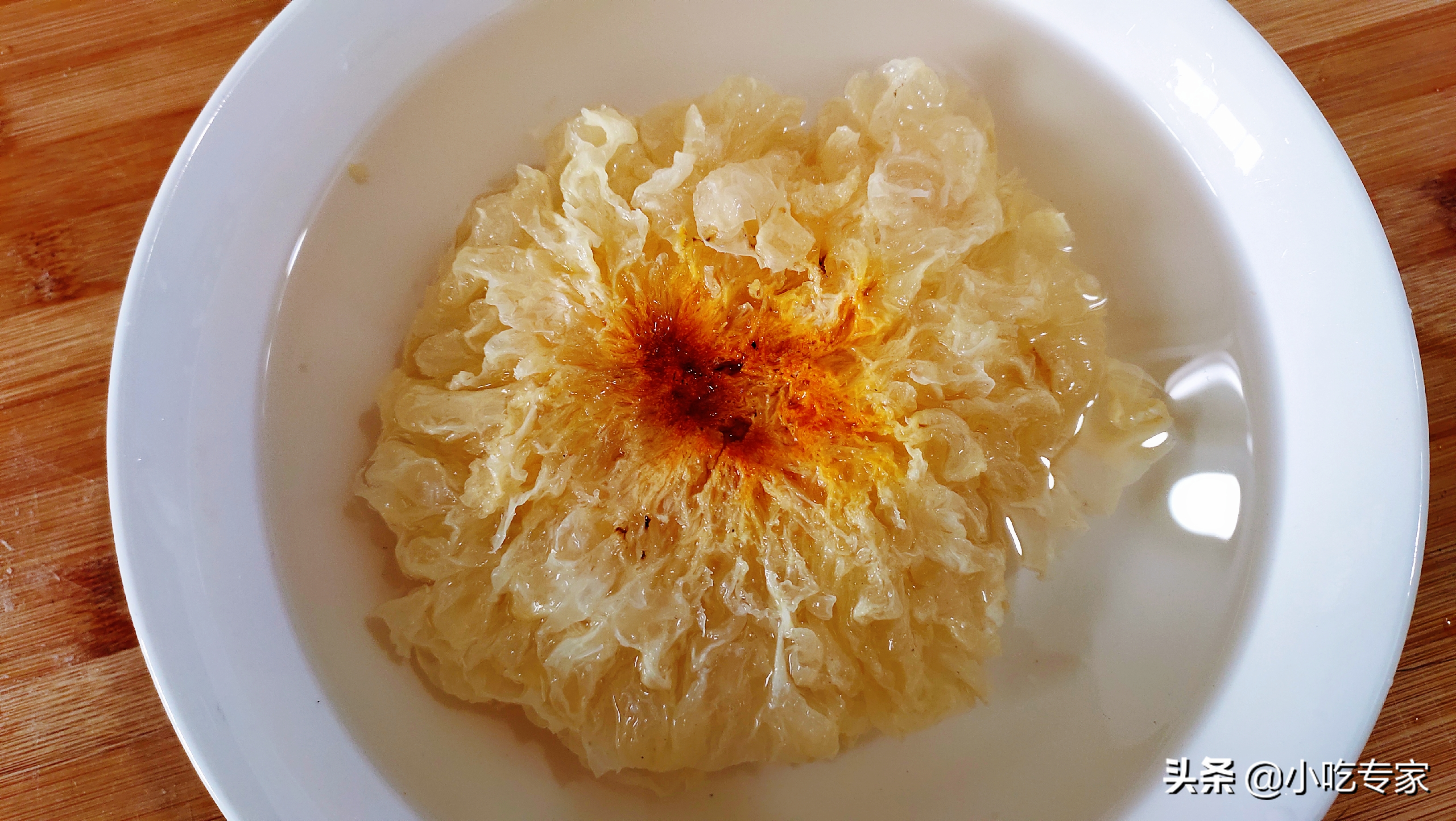 Stew a pot of white fungus, red dates and pear soup suitable for drinking after the cold dew, just pay attention to three points, sticky and smooth