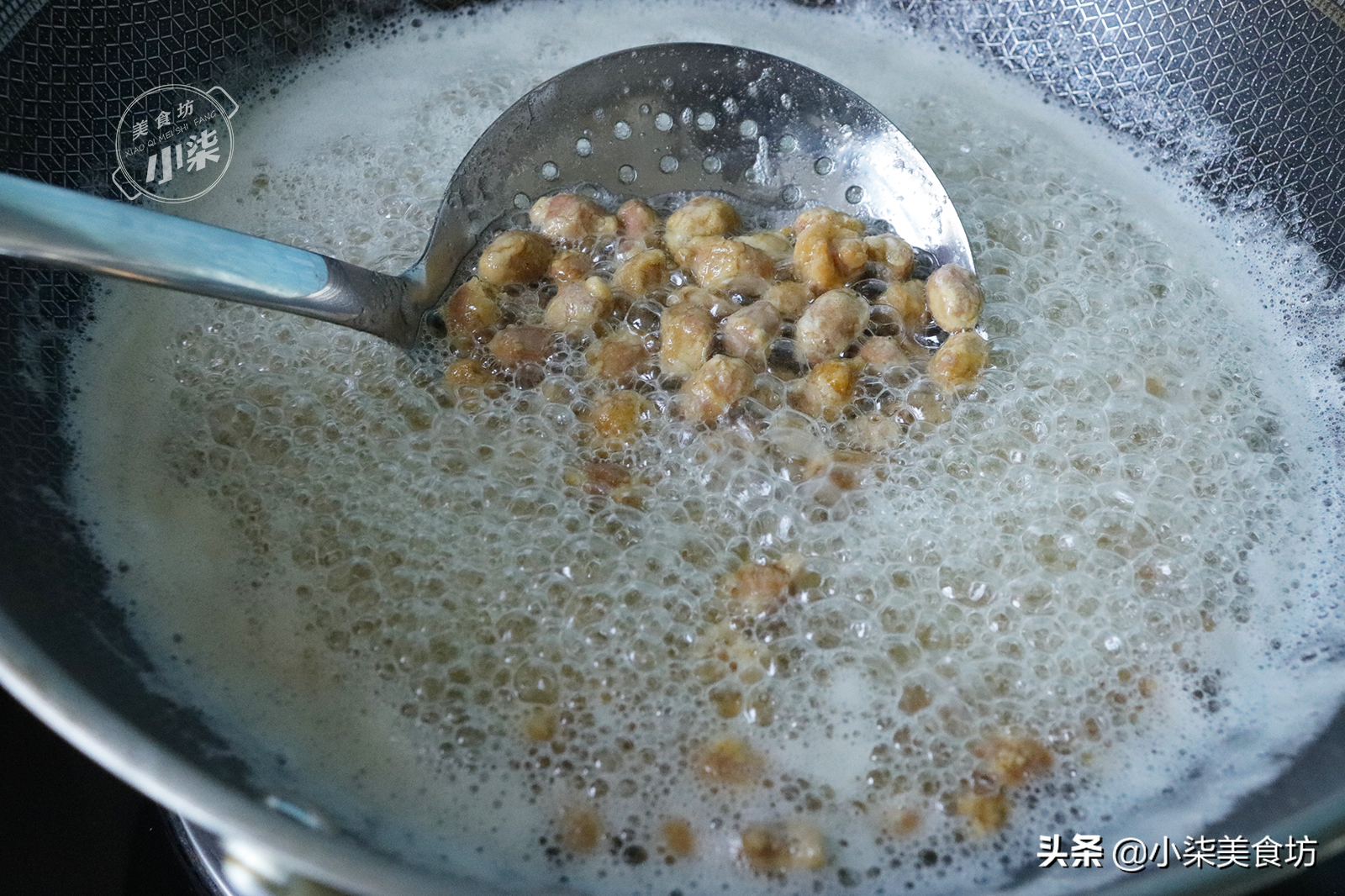 花生里打2個雞蛋，老式做法教會你，年夜飯吃著香，下酒必備