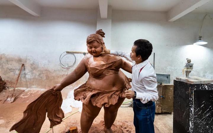 “肥女斗牛”泥稿放大，为西班牙而作