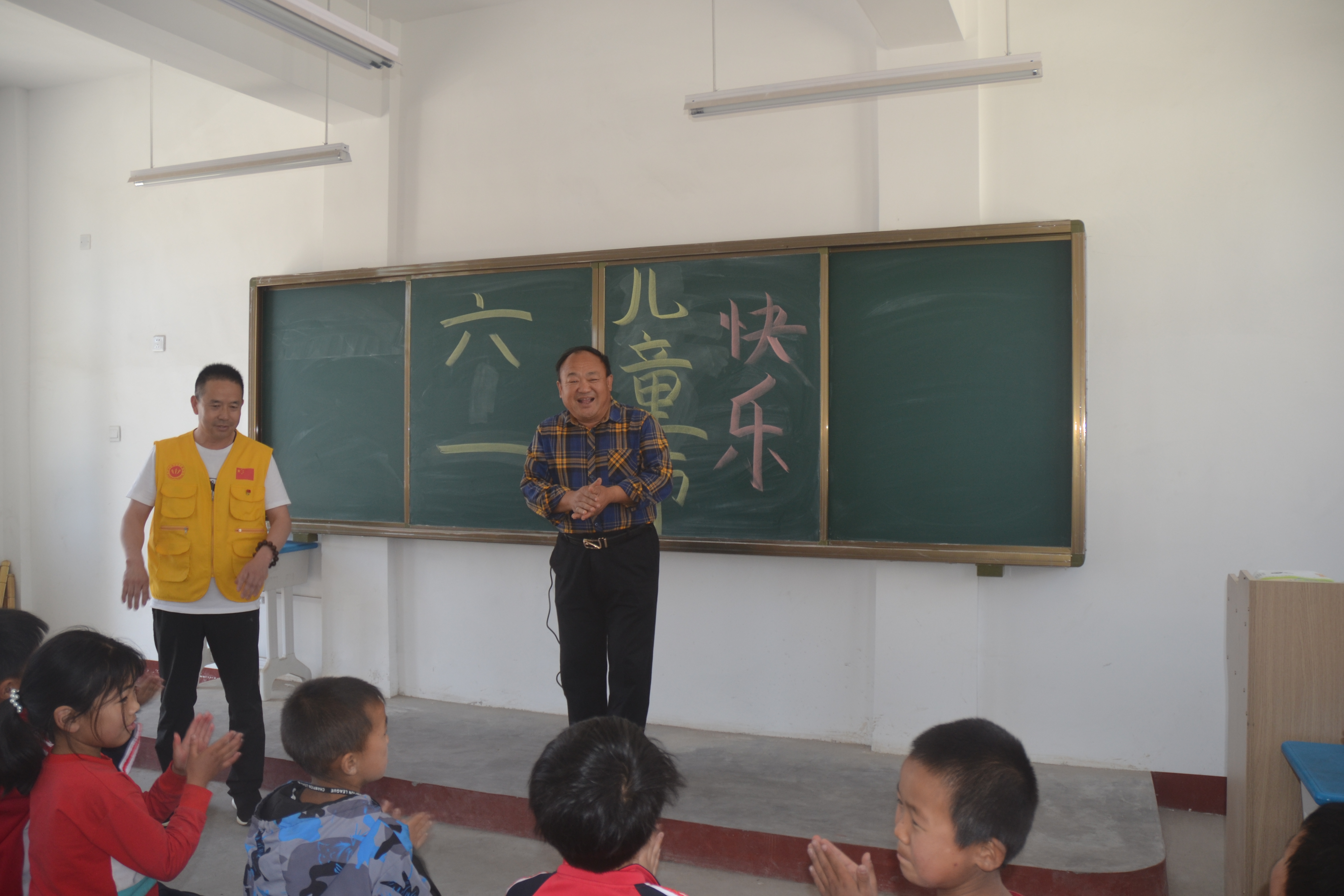 与心相连、为爱陪伴，心连心四海小学庆六一(图4)