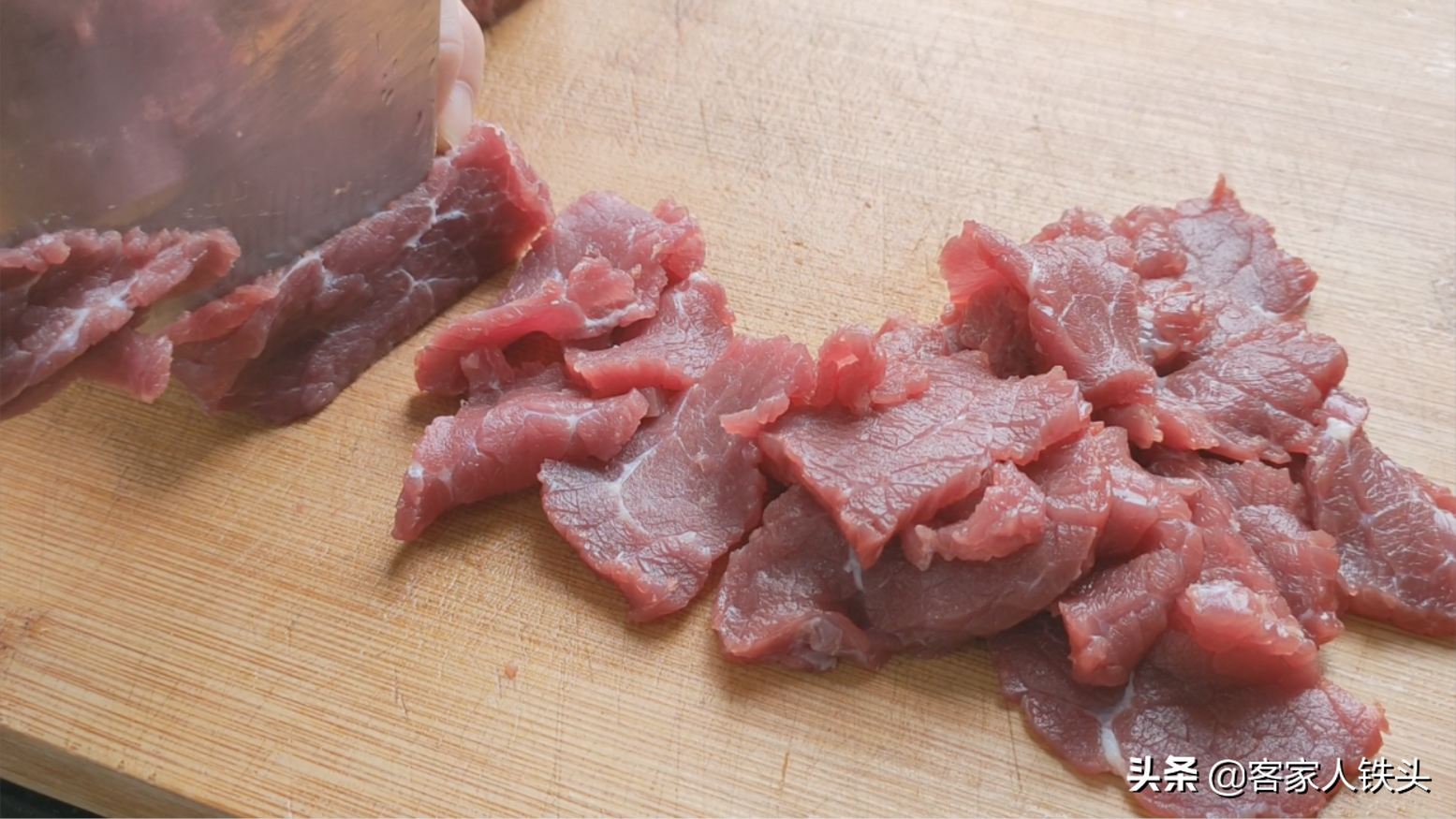 牛肉別只會炒，加一把金針菇這樣做，湯鮮肉嫩滑，比吃火鍋還過癮