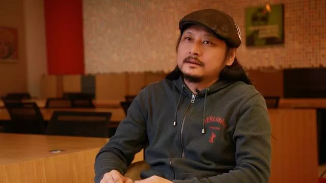 贾宏声他当着父亲面跳了楼留下了一辆被砸坏的车和周迅的眼泪