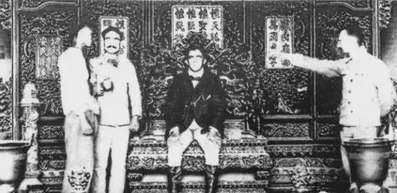 晚清老照片：挑担货郎，光绪帝灵柩出殡的场景，八国联军坐龙椅